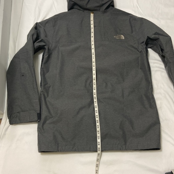 THE NORTH FACE,GREY,MEN/ HOMMES WINDBREAKER, JACKET WITH HOOD. SIZE- MEDIUM. - Picture 7 of 15